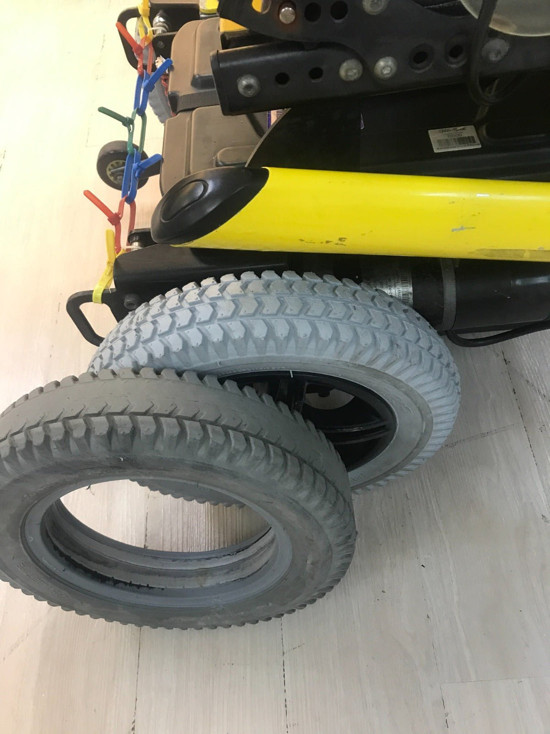了解電動輪椅輪胎更換時機，守護您的行車安全 - 天天代步