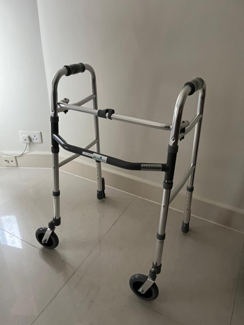 (二手)助行架_4085 助行架_全新未使用（原價$595） - 天天代步
