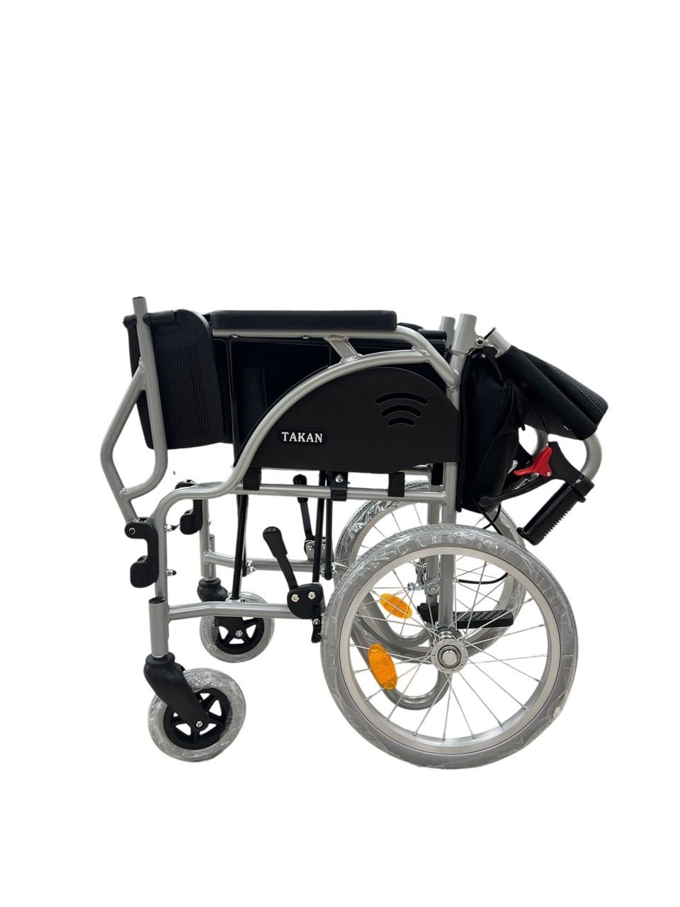 摺後尺寸僅長 68 x 闊 36 x 高 68 cm，上落的士或放入車尾箱更順暢、完美節省空間。