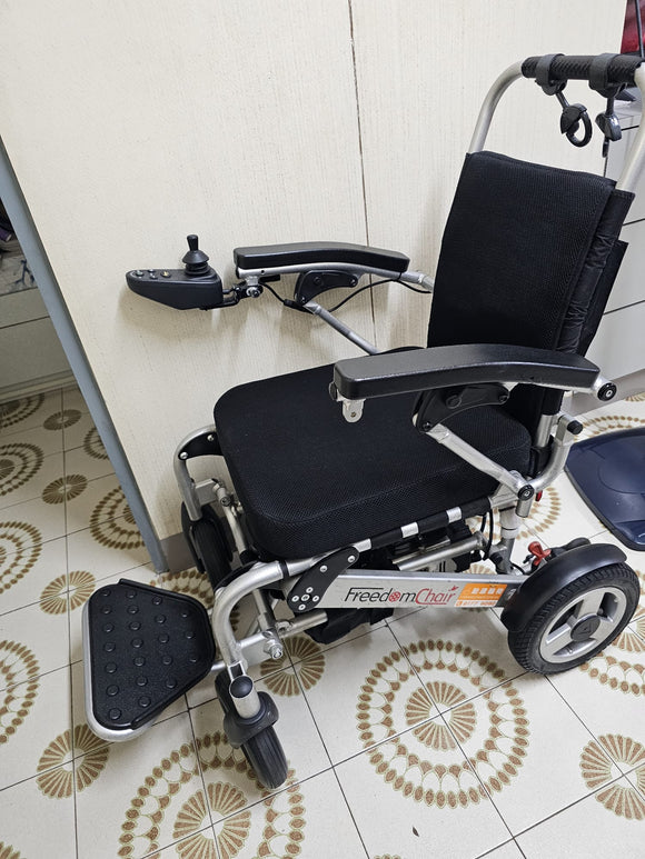 (二手)電動輪椅_美國 Freedom Chair_功能良好，但外觀有瑕疵(原價$23030)