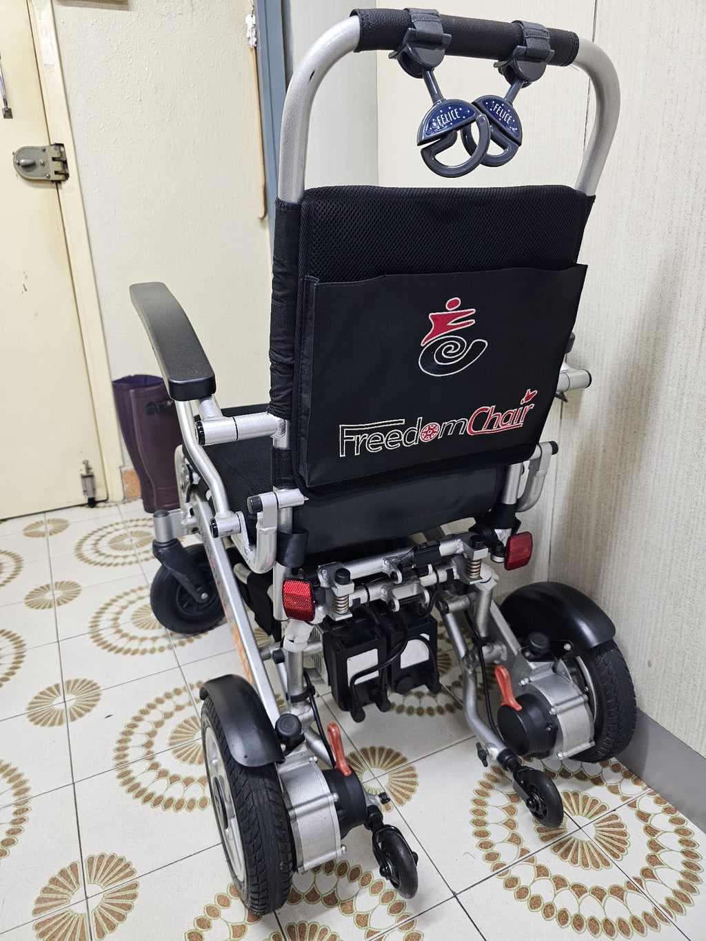 (二手)電動輪椅_美國 Freedom Chair_功能良好，但外觀有瑕疵(原價$23030) - 天天代步