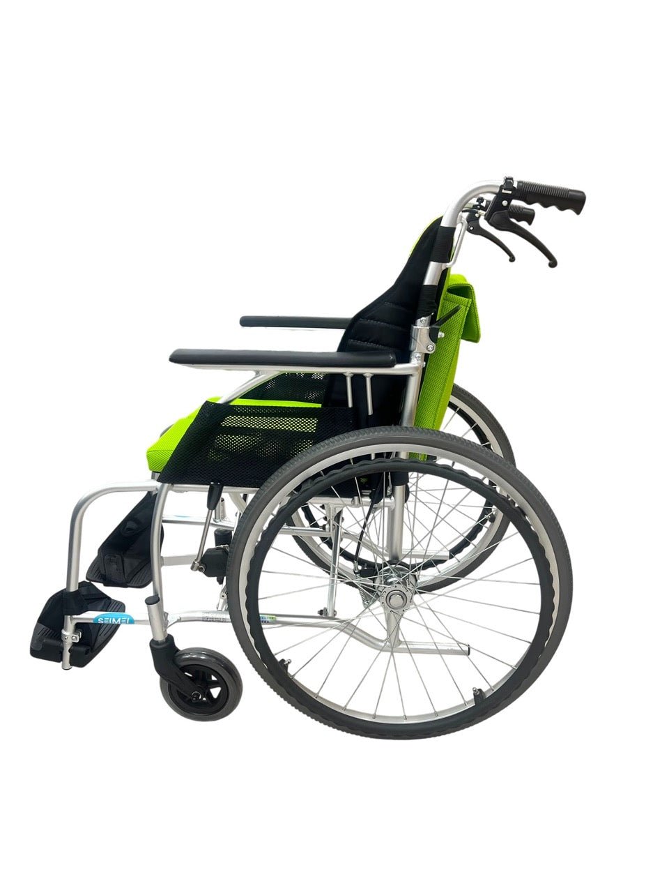 搭載 22 吋「鋼線大輪輻（Spoke wheels）」配合柔軟實心胎。利用鋼線天然的微彈性打散路面動能，是香港萬年磚路與盲人引路徑的減震剋星。