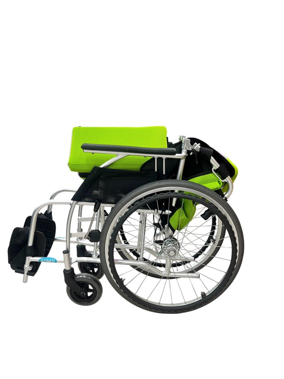折疊後尺寸僅為長 97 x 闊 32 x 高 70 cm。摺疊搬運極省力，輕鬆放入私家車尾箱，照顧者從此零負擔。